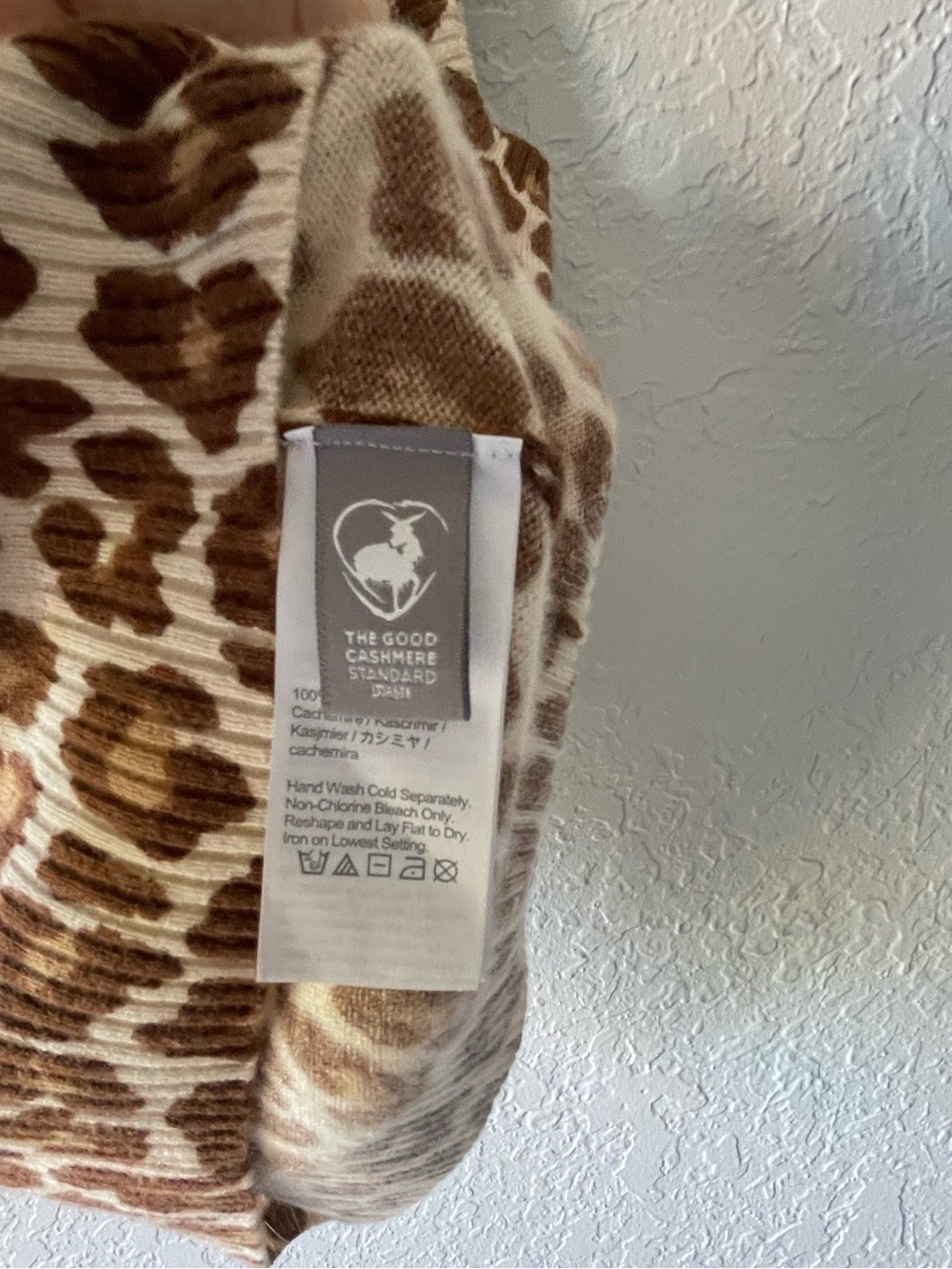 J Crew 100% Cashmere Leopard Cheetah Giraffe Print Sweater Vest Women’s - Picture 3 of 4